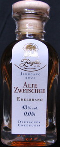 Alte Zwetschge
Ziegler
since 1869
Freudenberg
Jahrgang 2001
Edelbrand
Deutsches
Erzeugnis
43%