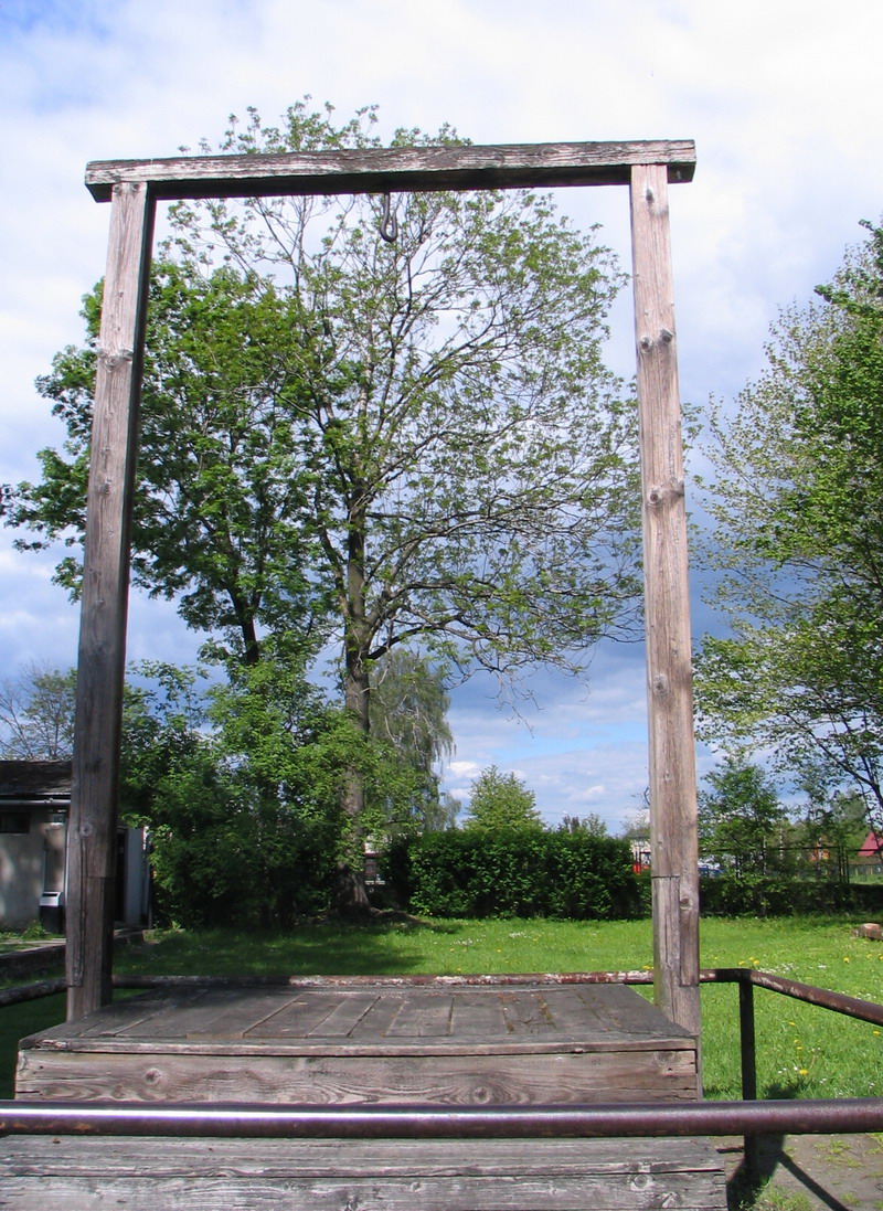 šibenica (odvisol na nej aj veliteľ tábora Rudolf Höss - žiaľ, neskoro) - Osvienčim, Oświęcim, Auschwitz - koncentračný a vyhladzovací tábor