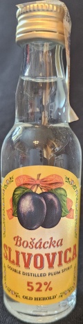 Bošácka Slivovica
double distilled plum spirit
Chýrna Bošácka slivovica spája tradíciu pestovania ovocia v oblasti Bielych Karpát s metódou destilácie ktorú priniesli mnísi benediktíni. Výrobu ušľachtilého nápoja bez aromatických prísad zdokonaľovali generácie páleničiarov stovky rokov. Bošácka slivovica vonia príjemne po ovocí, je lahodná, nepáli v hrdle a v ústach zanecháva jemnú mandľovú stopu po kôstkach.
slivkový destilát
švestkový destilát
Old Herold, Trenčín
52%