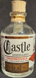 Drienkovica
Cornelian cherry brandy
Castle Distillery
Craft distilled
Premium Spiš county spirit distilled in
Arnold Holstein Distillation Unit
Bottled within Castle Distillery
1746 anno domini
Spiš
Počiatky liehovarníckej tradície v meste Stará Ľubovňa siahajú až do obdobia pred rokom 1343, kedy bolo mestu udelené výčapné právo.
V premenách času sa pod Hradom Ľubovňa dodnes týčia starobylé múry hradnej pálenice, v ktorej sa destiláty vyrábali už od roku 1746.
Prísne strážený liehovarnícky kumšt sa nasledujúcimi generáciami zdokonaľoval do jeho dnešnej výnimočnosti.
Made from hand-sorted fruit
Distilled with carein small batches
Master distiller
Drienková destilát
Dřínkový destilát
Destylat derenia jadalnego
Castle Distillery, Gurman s.r.o., Stará Ľubovňa, Slovensko
45%