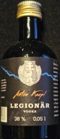 Legionär vodka
AK
Anton Kaapl
Vyrobeno z velejemného obilného lihu, chuťově harmonizováno aktivním uhlím s následnou filtrací a naředěno měkkou demineralizovanou vodou ze 102 metrů hlubokého vrtu v klikovském souvrství Třeboňské pánve.
Podávejte chlazené
Edice Legionär vznikla jako připomenutí významu československých legií pro vznik Československa v roce 1918. Naše dobrovolnické vojenské jednotky na ruském území v jeden čas držely celou transsibiřskou železnici proti bolševikům. Přibližně 67 000 legionářů se vracelo po moři z Vladivostoku až do listopadu 1920. Mnozí se návratu nedožili a další byli po roce 1948 odsouzeni k vysokým trestům.
Foneka s.r.o.,, Lihovar Anton Kaapl, Jílovice, Czech Republic
38%