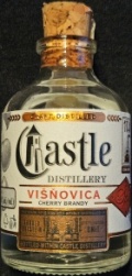 Višňovica
Cherry brandy
Castle Distillery
Craft distilled
Premium Spiš county spirit distilled in
Arnold Holstein Distillation Unit
Bottled within Castle Distillery
1746 anno domini
Spiš
Počiatky liehovarníckej tradície v meste Stará Ľubovňa siahajú až do obdobia pred rokom 1343, kedy bolo mestu udelené výčapné právo.
V premenách času sa pod Hradom Ľubovňa dodnes týčia starobylé múry hradnej pálenice, v ktorej sa destiláty vyrábali už od roku 1746.
Prísne strážený liehovarnícky kumšt sa nasledujúcimi generáciami zdokonaľoval do jeho dnešnej výnimočnosti.
Made from hand-sorted fruit
Distilled with carein small batches
Master distiller
Višňový destilát
Destylat wiśniowy
Castle Distillery, Gurman s.r.o., Stará Ľubovňa, Slovensko
50%
