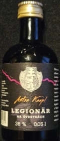Legionär na švestkách
AK
Anton Kaapl
Vyrobeno macerací sušených plodů švestek ve velejemném obilném lihu a přidáním švestkového destilátu a naředěno měkkou demineralizovanou vodou ze 102 metrů hlubokého vrtu v klikovském souvrství Třeboňské pánve. Doslazeno cukrem a doaromatizováno přírodním aroma ze švestek.
Podávejte chlazené
Edice Legionär vznikla jako připomenutí významu československých legií pro vznik Československa v roce 1918. Naše dobrovolnické vojenské jednotky na ruském území v jeden čas držely celou transsibiřskou železnici proti bolševikům. Přibližně 67 000 legionářů se vracelo po moři z Vladivostoku až do listopadu 1920. Mnozí se návratu nedožili a další byli po roce 1948 odsouzeni k vysokým trestům.
Foneka s.r.o.,, Lihovar Anton Kaapl, Jílovice, Czech Republic
38%