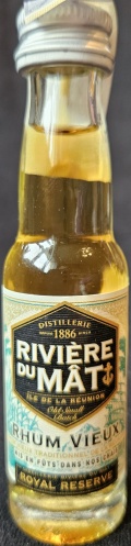 Rivière du Mât
Distillerie
Depuis 1886 since
Ile de la Rèunion
Old Small Batch
Rhum Vieux
Rum vieux traditionnel de la Rèunion
Mis en fûts dans nos chais
Distillerie Rivière du Mât
Royal reserve
Product of Reunion
20
bottled by: 1423 ApS, Denmark
42%