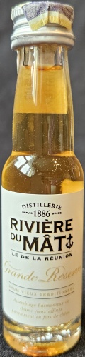 Rivière du Mât
Distillerie
Depuis 1886 since
Ile de la Rèunion
Grande Reserve
Rum vieux traditionnel
Assemblage harmonieux de rhums vieux affinés patiemment en fûts de chêne
Product of Reunion Island
17
bottled by: 1423 ApS, Denmark
40%