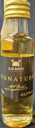 A.H.Riise
Signature
2023/13
Superior spirit drink made from premium matured rum
43,9%