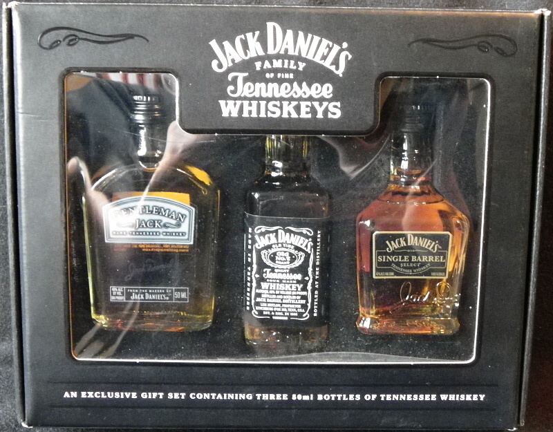 Jack Daniel`s family
of fine tennessee whiskeys
an exclusive gift set containing three 50ml bottles of tennessee whiskey