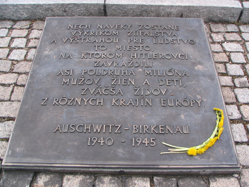 Nech naveky zostane
výkrikom zúfalstva
a výstrahou pre ľudstvo
to miesto,
na ktorom hitlerovci
zavraždili
asi poldruha milióna
mužov, žien a detí,
zväčša Židov
z rôznych krajín Európy.
Auschwitz - Birkenau
1940 - 1945
Brezinka, Brzezinka, Auschwitz II, Auschwitz-Birkenau - koncentračný a vyhladzovací tábor